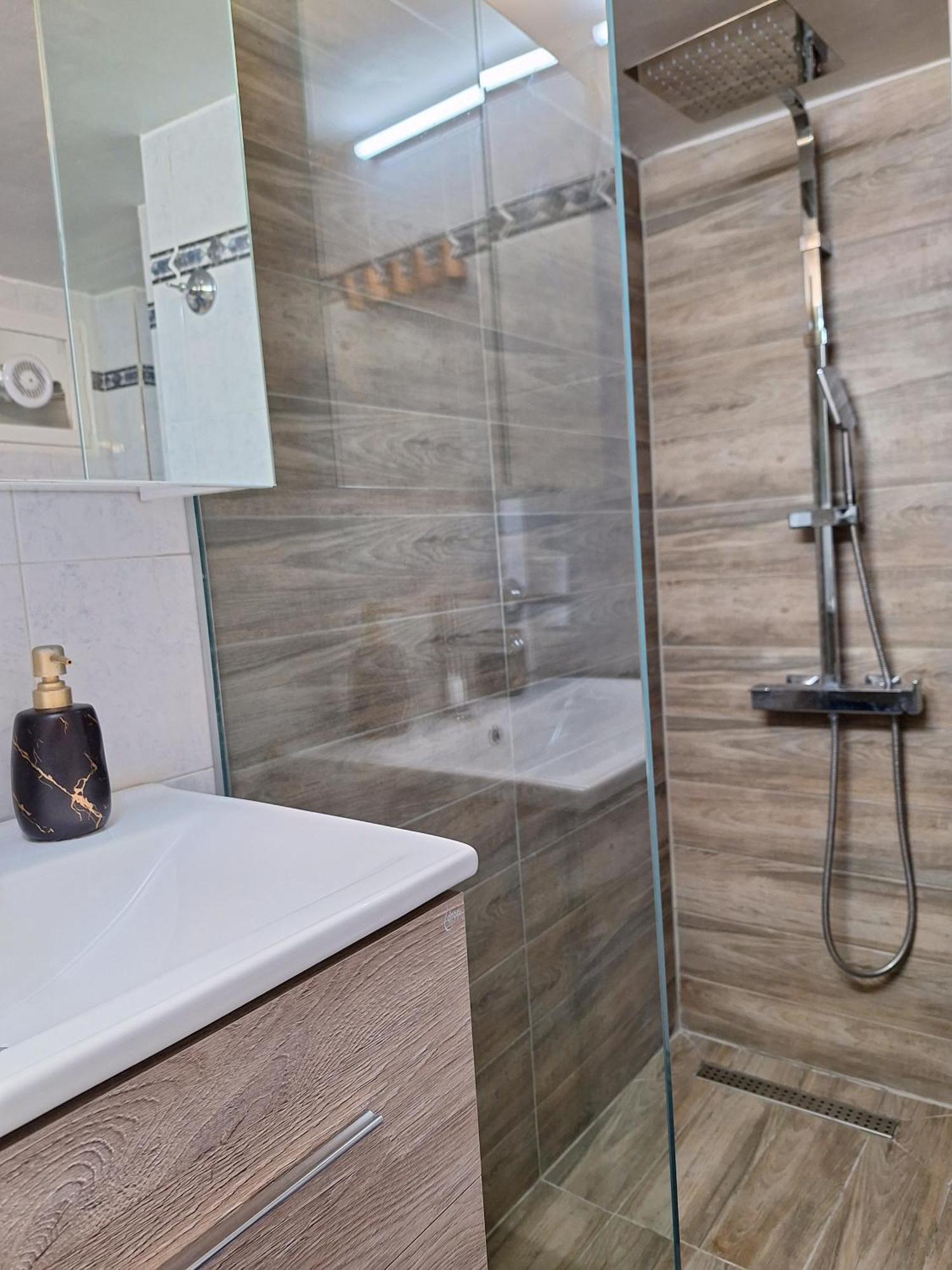 Cozy Apartment In The City Center Солун Екстериор снимка
